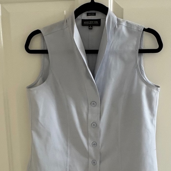 Jones New York Sleeveless Button-Up Blouse | Light Blue - Size 8 - Picture 5 of 5
